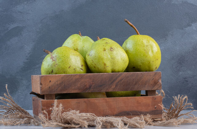 木头新鲜的有机熟青苹果放在木桌上农场新鲜食物