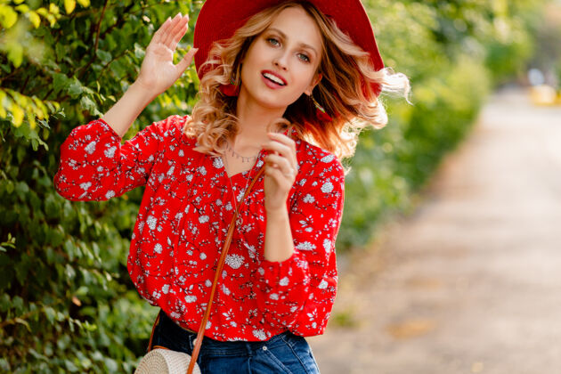 女性漂亮迷人的时尚金发微笑的女人在稻草红色帽子和衬衫夏季时尚服装优雅白色金发