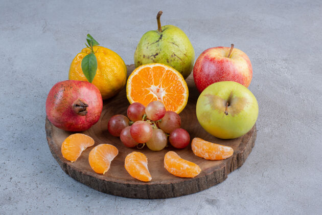 营养在大理石背景的木板上享用美味的水果爽口新鲜苹果