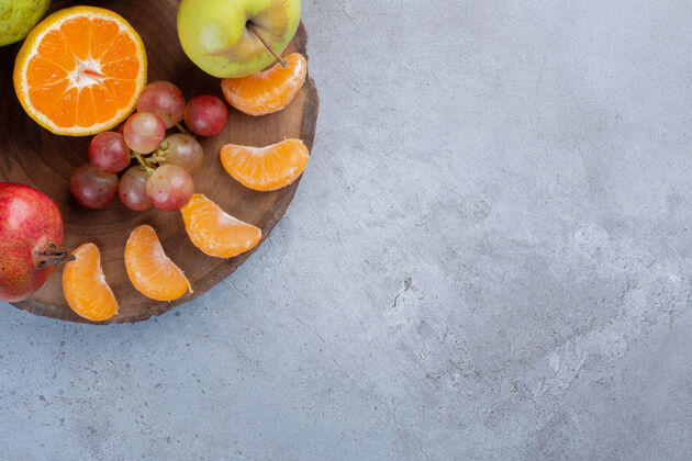 葡萄在大理石背景的木板上享用美味的水果水果美味橘子