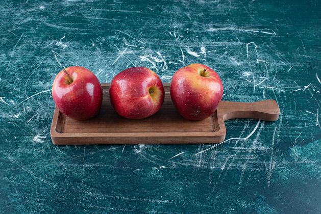 苹果整个红苹果放在木板上多汁水果新鲜