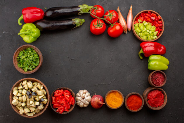 生的顶视图新鲜蔬菜与绿色和调味品的灰色背景餐沙拉健康食品蔬菜西红柿帽子盖