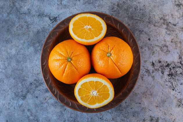 切片盘子里一堆新鲜橙子的俯视图叶分类多