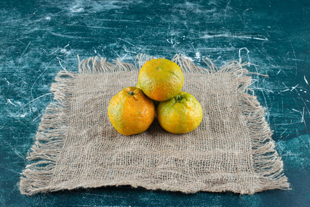 有机大理石桌上放着成熟的柑橘粗麻布柑橘收获