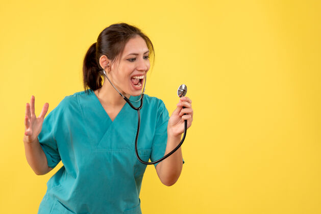 衬衫正面图黄色背景 穿着医用衬衫 带听诊器的女医生专业视图病毒