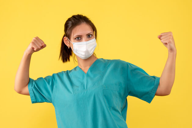 病毒正面图黄色背景上穿着无菌口罩医用衬衫的女医生衬衫医疗正面