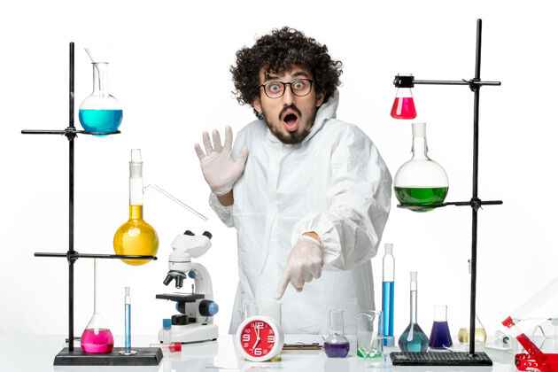 化学正面图身着白色特种服的年轻男科学家摆出惊讶的表情惊喜科学观点