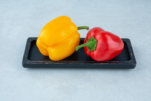 天然美味的甜椒在木板上 大理石上板健康新鲜