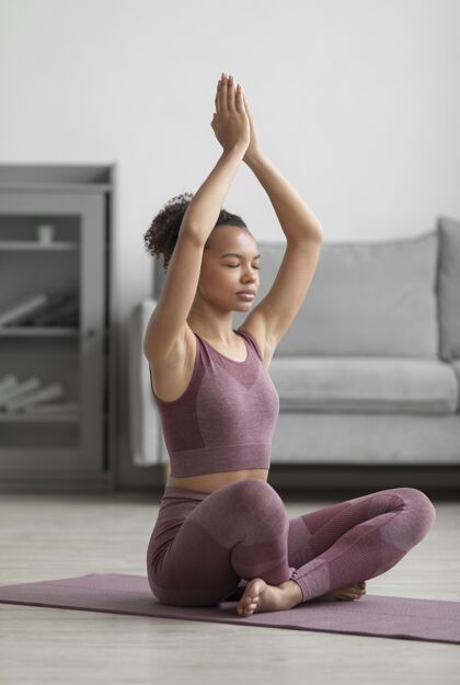 房子健身女士在家里用瑜伽垫做瑜伽锻炼平衡身体平衡