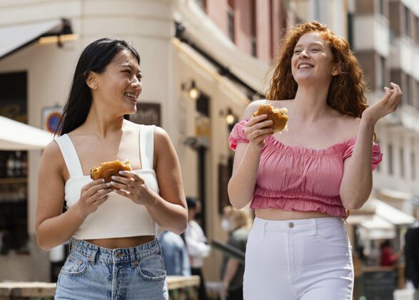 街头食品最好的朋友一起吃街边小吃快餐午餐城市