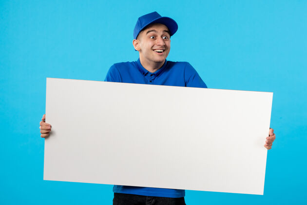 办公桌男性信使的正面图 蓝色的白色桌子送货服务制服