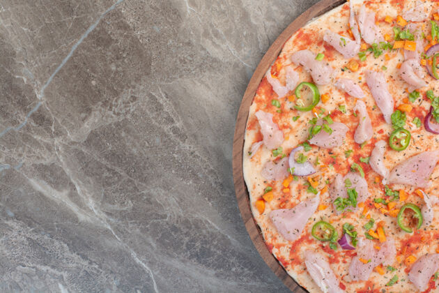 洋葱美味的披萨和鸡肉在木板上比萨饼胡椒粉新鲜