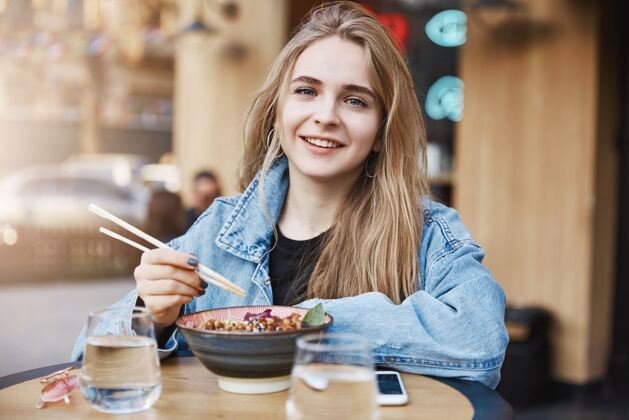 筷子生活方式博客评论城市里新开的亚洲餐厅玻璃城市设备