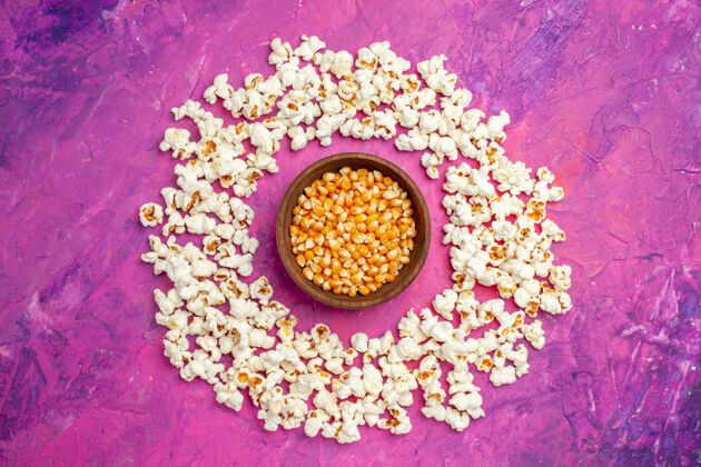 材料电影之夜新鲜爆米花的顶视图新鲜爆米花旧的玉米