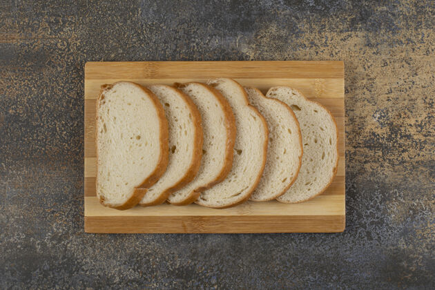 农业在木板上放几片白面包面包食品面包房