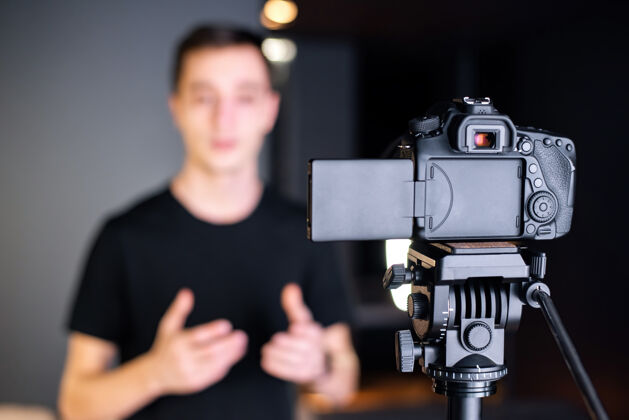 男性男人对着摄像机说话 在虚拟博客里记录自己在家工作年轻的内容创造者远程视频男人