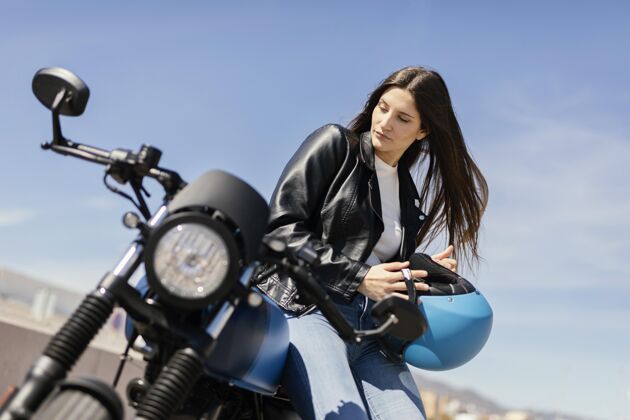 女人准备在城里骑摩托车的年轻女子自行车骑城市