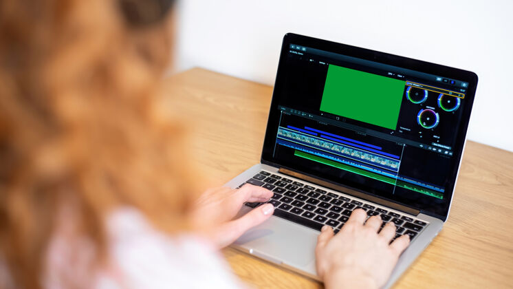 房子年轻的内容创作者女孩在她的笔记本电脑上编辑视频在家工作媒体女人电脑