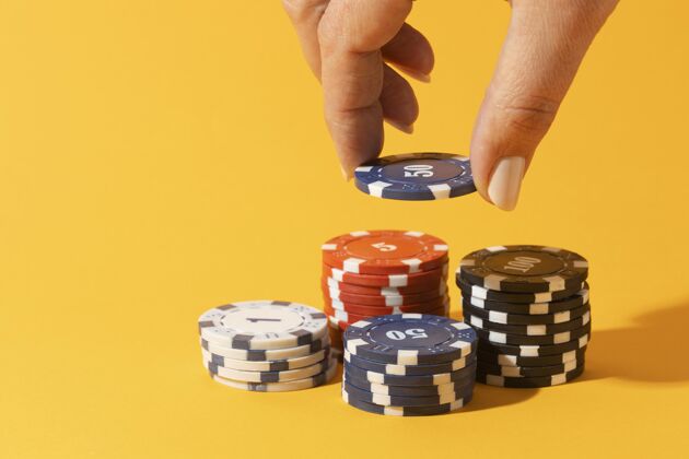 赌注黄色背景上堆叠的赌场代币游戏成功赌博