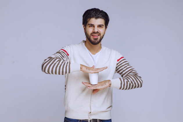 模特一个穿着白衬衫的男人拿着一杯咖啡员工人类摄影