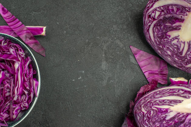 熟的新鲜的红色卷心菜切片俯视图红卷心菜卷心菜沙拉