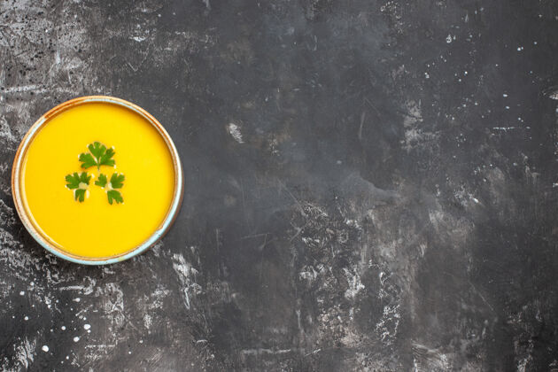 美味碗里美味南瓜汤的俯视图颜色顺滑食谱