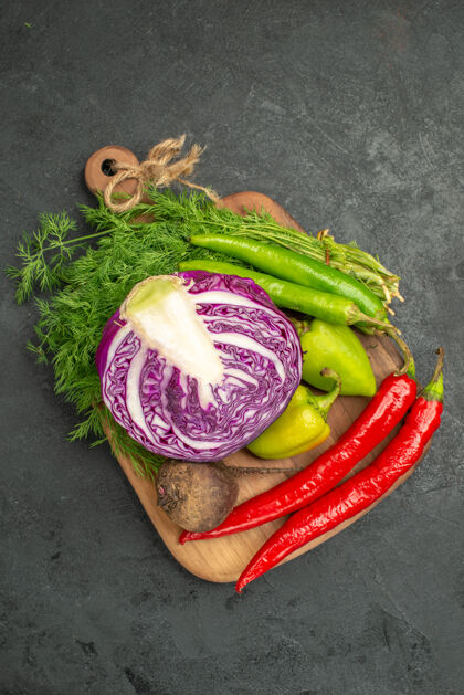 蔬菜切碎的红卷心菜和其他蔬菜的俯视图胡椒番茄晚餐