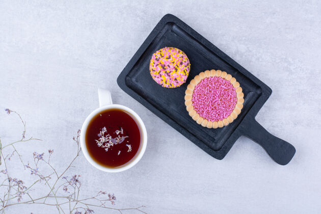 糕点用洒水器和茶杯装饰的饼干泡芙喷壶饼干