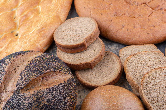 面粉一堆不同类型的面包捆在大理石表面面包谷物面包