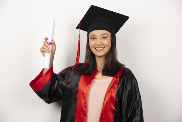 证书刚毕业的女性 拿着文凭在白色背景上摆姿势女性大学成功