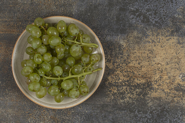 水果新鲜的绿色葡萄放在陶瓷盘子里新鲜葡萄浆果