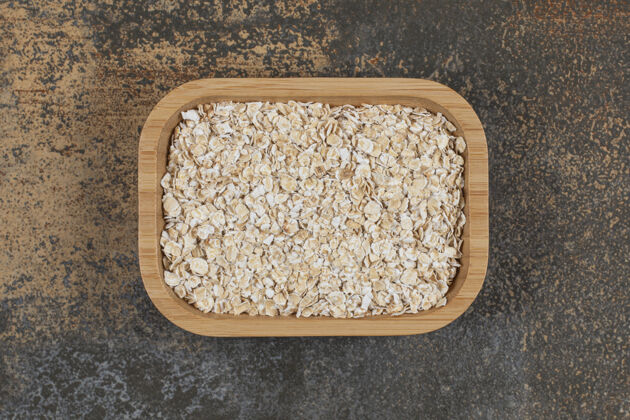 早餐把燕麦片放在木板上麦片薄片谷物