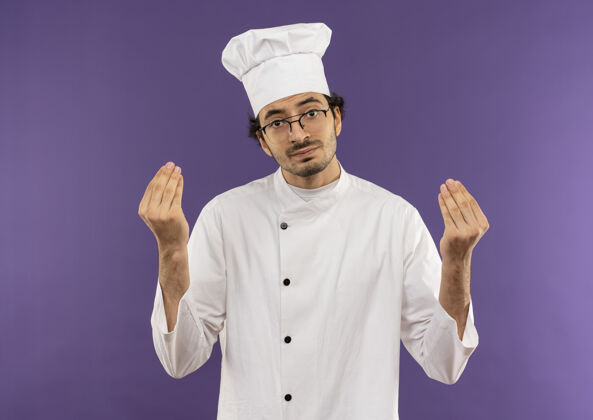 烹饪悲伤的年轻男厨师穿着厨师制服 戴着眼镜 露出小费的姿势手势年轻男人