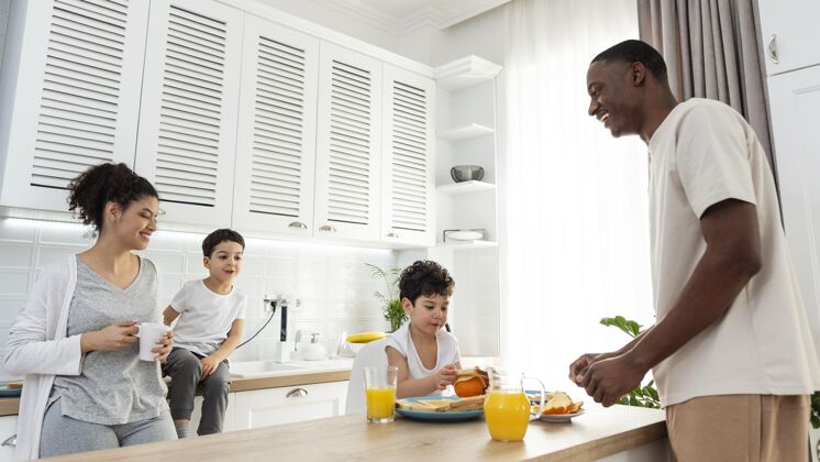 快乐的家庭黑人家庭早餐快乐爱优质时间家庭早餐