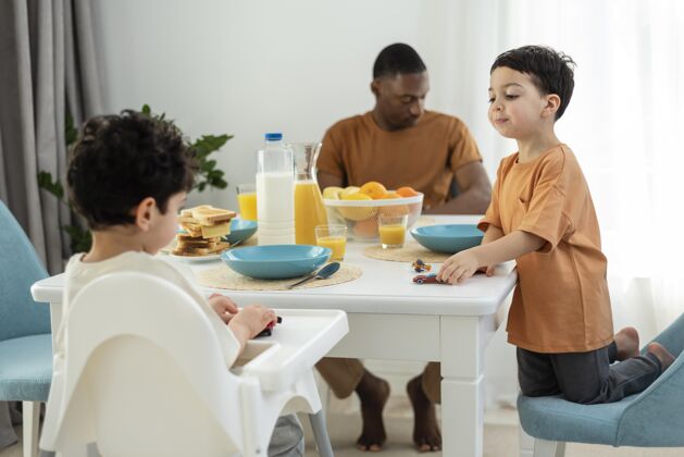 优质时间快乐的黑人家庭准备早餐家庭早餐食物