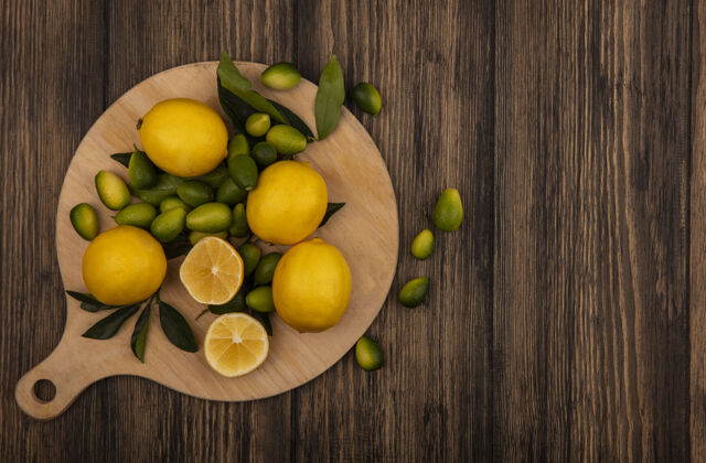 营养顶视图一个良好的维生素c柠檬源隔离在一个木制厨房板上的木制表面与复制空间块食品柑橘