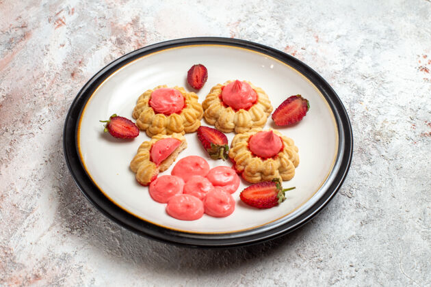 浆果前视图美味的糖饼干与草莓果冻在白色空间饼干膳食果冻