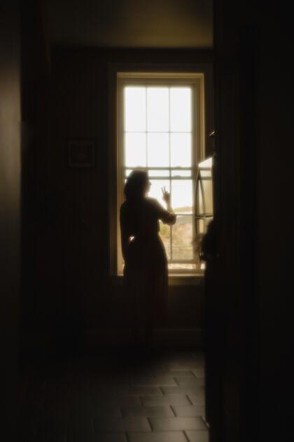 房间家里的女人带着神秘的灯光室内女性房子