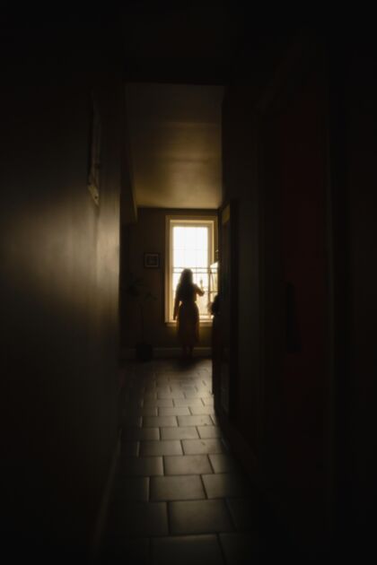 独自家里的女人带着神秘的灯光光室内室内