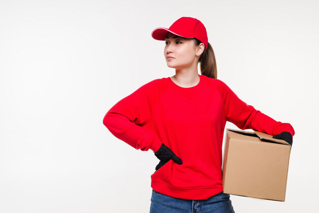 航运亚洲妇女戴着红帽子拿着和递送包裹礼品快递发送