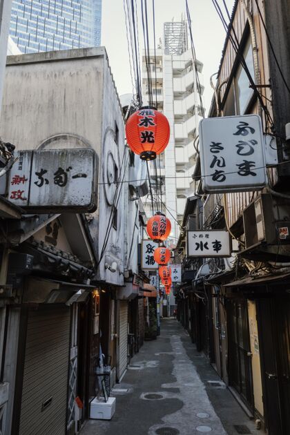 建筑在日本的街道与建筑物和灯笼的正面视图日本垂直街道