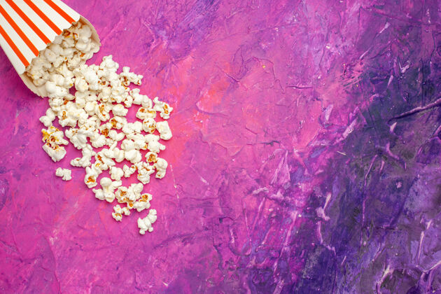 油漆电影之夜新鲜爆米花的顶视图旧的玉米新鲜爆米花