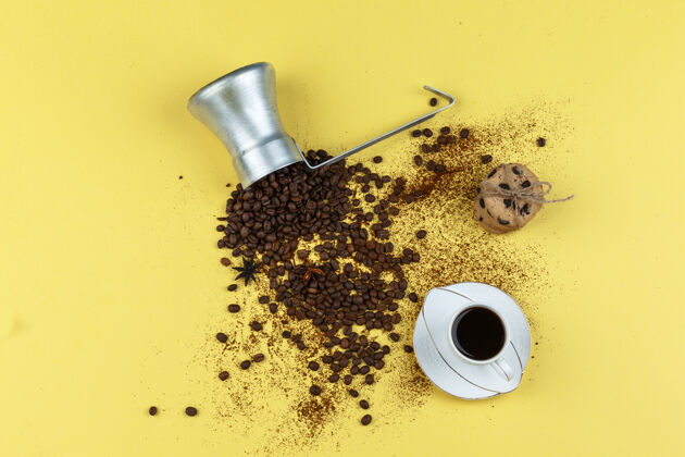 杯子把咖啡豆平放在罐子里 玻璃罐 一杯咖啡 巧克力饼干放在黄色的背景上水平薯条拿铁早晨