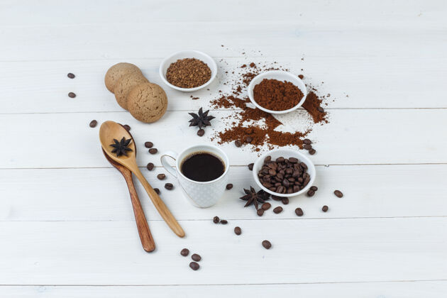 曲奇用咖啡豆 研磨咖啡 香料 饼干 木制背景上的木制勺子在杯子中高角度观看咖啡水平角度木头高