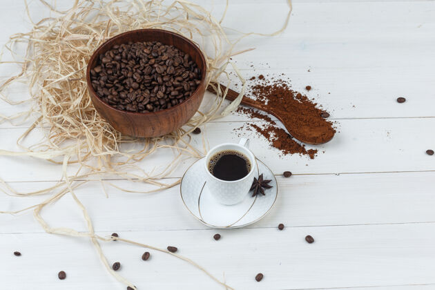 烤一些咖啡与磨碎的咖啡 咖啡豆 香料在一个木杯的背景 高角度的看法早餐早晨
