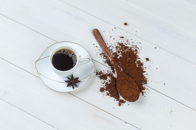 一些咖啡和磨碎的咖啡 香料在一个木杯背景上 平放浓缩咖啡马克杯粗麻布