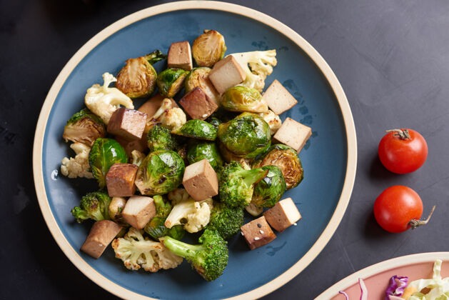 顶部素食佛碗配新鲜蔬菜沙拉和鹰嘴豆健康营养混合