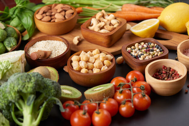 新鲜不同的蔬菜 种子和水果放在桌子上平放 俯视图蔬菜水果沙拉