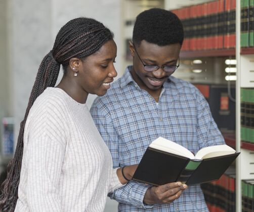 男人中景学生一起读书水平大学学习
