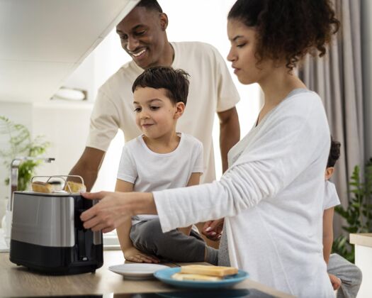 黑人快乐的黑人家庭准备早餐食物关系熟悉快乐的家庭